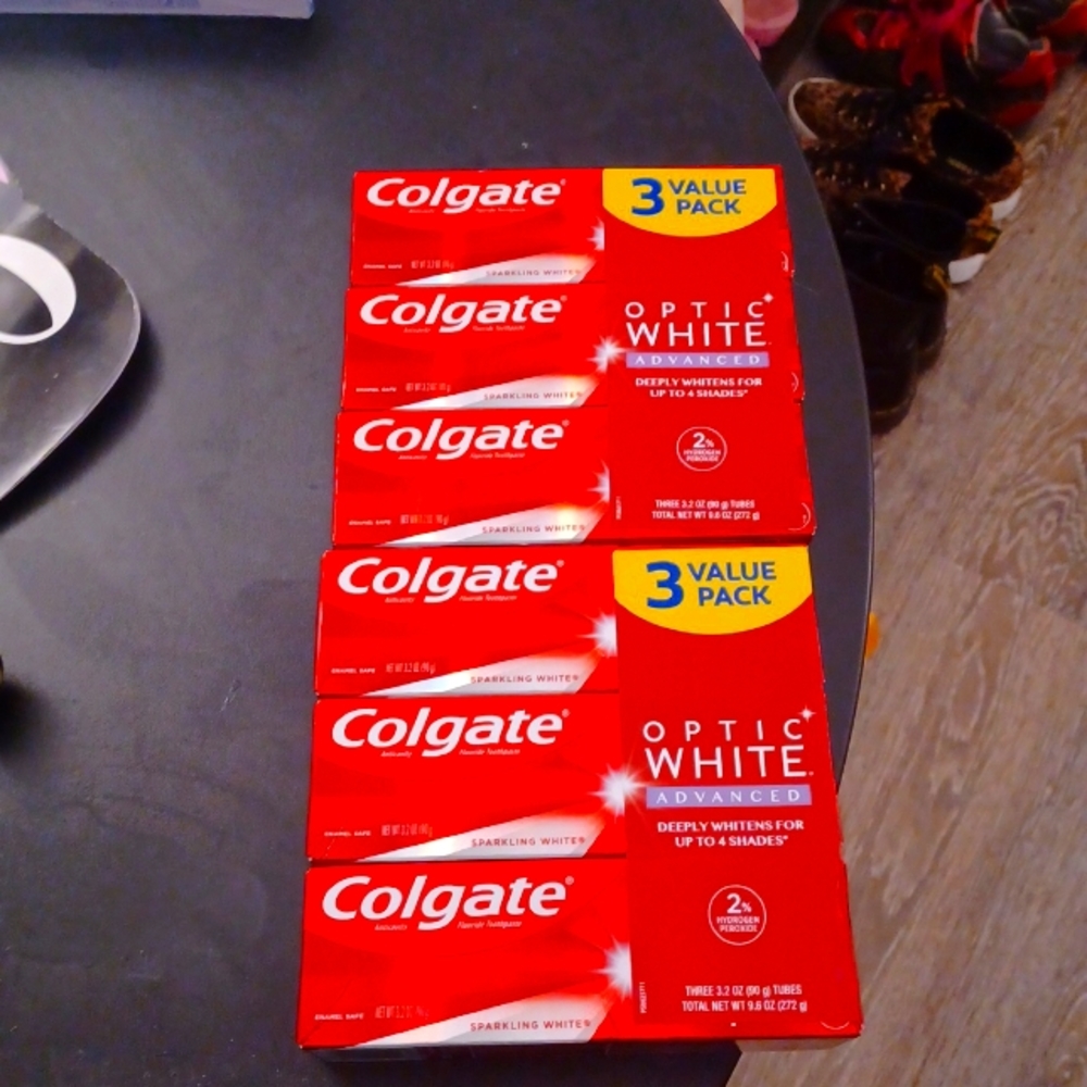 2 Nwt Colgate Optic White 3 pack+ free stuff😁